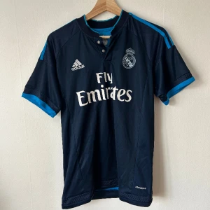 Real Madrid fotbollströja - Reals tredjeställ från säsongen 15/16 med ronaldo på ryggen