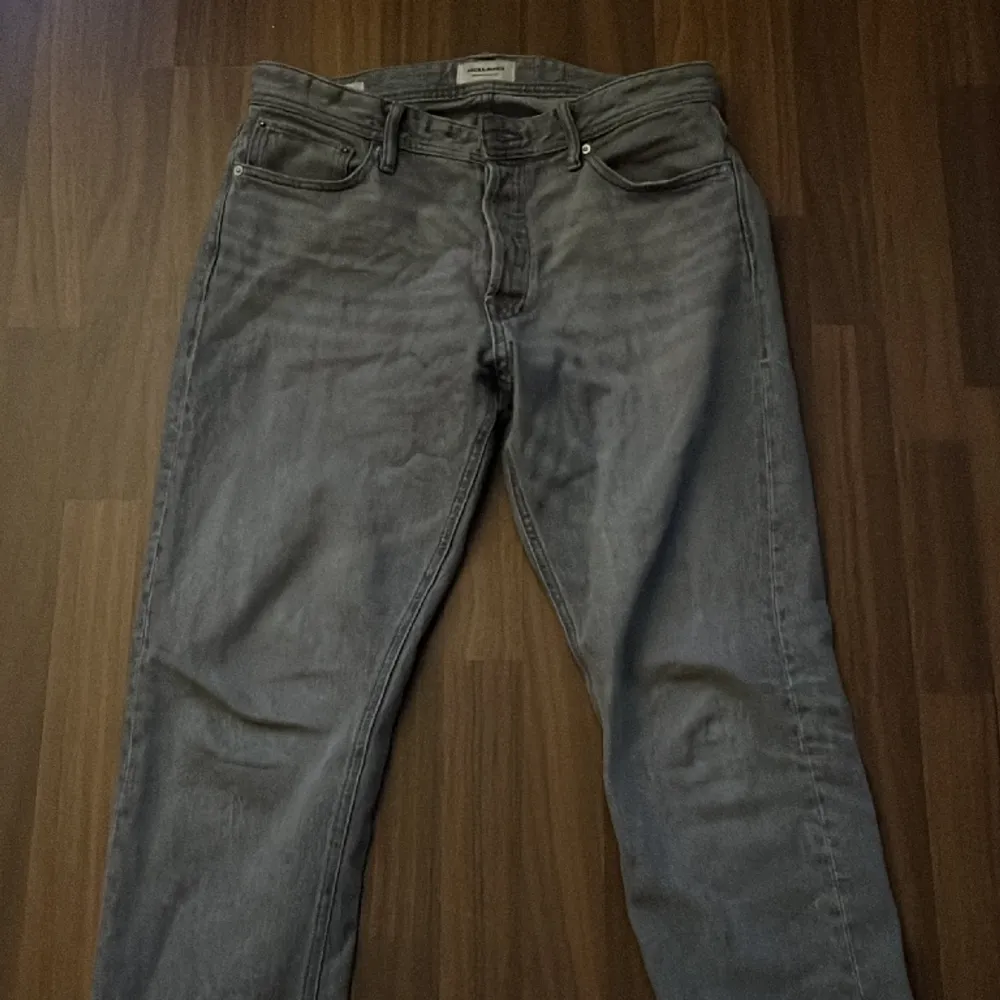 Jack&jones jeans gråa Cond 8/10. Jeans & Byxor.