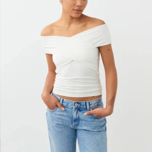 Vit blus ”Shoulder wrap” - Jättesöt topp från Gina som aldrig är använd. Inga defekter och säljer då den inte används. Ny pris 249kr