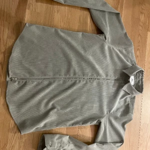 Fin zip-skjorta - En fin zip-skjorta från Ciszere. I storlek S och nypris är 850kr, använd fåtal gånger.