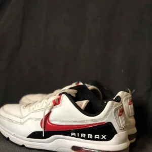 Nike air Max skor. - Tjena! Jag säljer ett par Nike air Max skor. De är använda fåtal gånger men i nyskick. Jag har växt ur dem men de är väldigt sköna. Kom gärna privat för övriga frågor 😁!