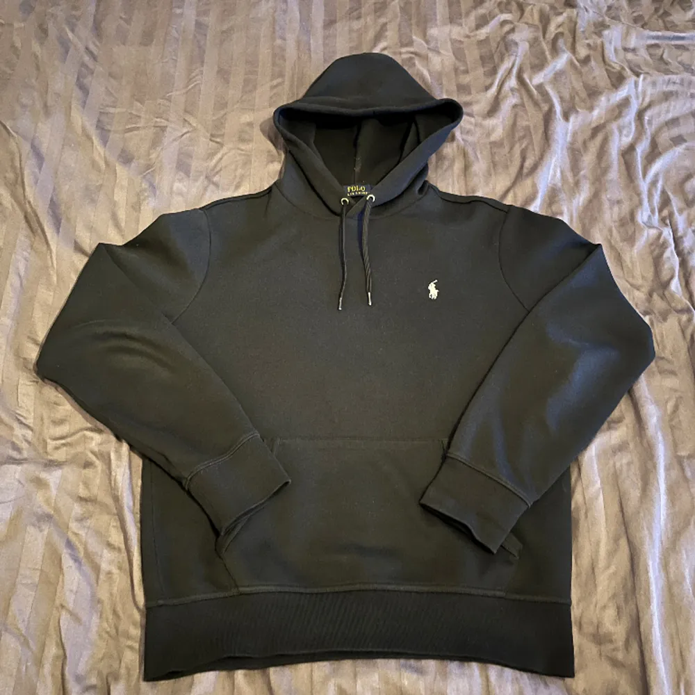 Säljer nu min Ralph Lauren hoodie, inte jätte använd eftersom jag växte ut den fort. Köpt för 1700kr och valt o sälja den gör 900 eftersom den fortfarande är jätte bra kvalitet på den och knappt sliten eller urtvättad. Tveka inte att höra av er :). Hoodies.