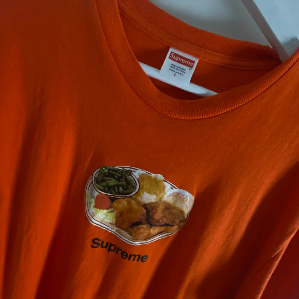 Köpt på Supreme Droppet S/S 18. Knappt använd! Bra skick. T-shirts.