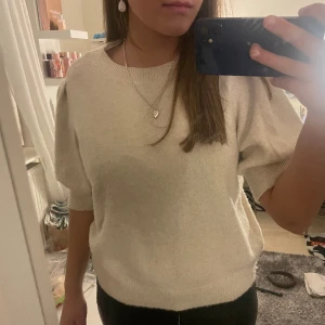 Stickad t-shirt - Stickat tröja med puff ärmar, väldigt skön och gosig 