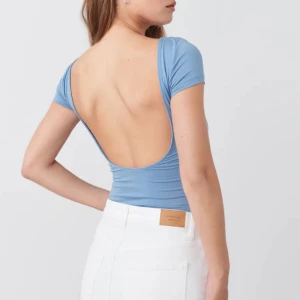 Low back top - Säljer denna toppen från gina tricot, färgen är som den bilden från hemsidan (ser mörkare ut på bilderna)💕