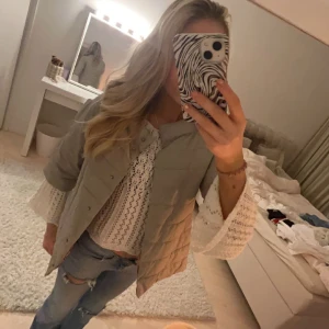 Trekvarts ärmad jacka - säljer denna jätte fina trekvarts jackan då jag inte använder den. Topp skick och inga defekter ❤️