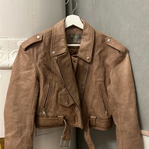 Skinnjacka i storlek 38 - Skinnjackan i polyester och skinn i storlek 38. Från ASOS 