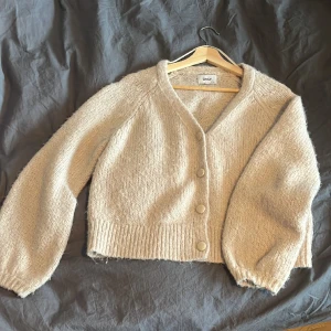 Only kofta - En söt beige kofta som aldrig varit använd! 