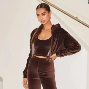 Mjukisset - Brunt mjukisset från NLY. Sparsamt använt därav inga defekter. Storlek M i båda delarna!