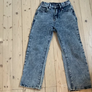 Gråa jeans ✨ - Dom är använda typ 4 gånger. Dom är i storlek 130 men passar mig som har 134/140. Säljer för dom kommer inte till användning ❤️