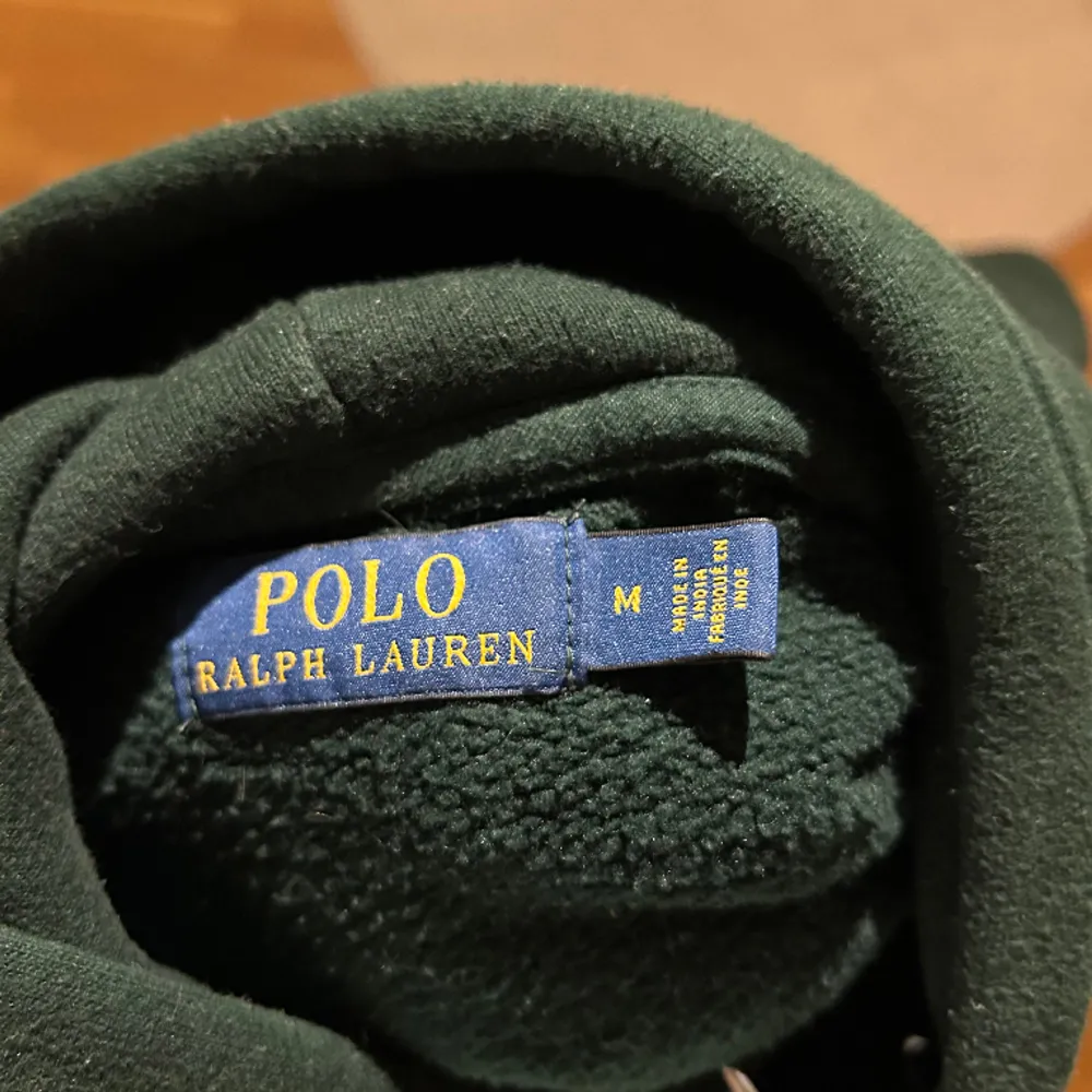 Säljer min Ralph Lauren hoodie då ja inte använder den längre.  Väldigt bra skick. Pris kan diskuteras Bara skriva om du har några funderingar eller är intresserad!. Hoodies.