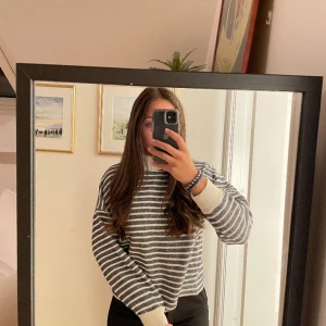 Stickad tröja - Super skön, varm och fin. Älskar verkligen men använder aldrig längre! Bra skick💕