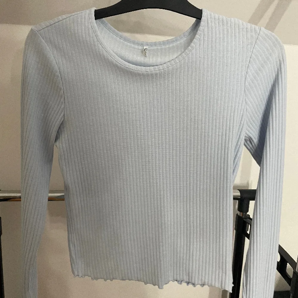 säljer denna ljusblå tröja från only i storlek M, aldrig använd så i nyskick. säljer för 100kr! . Tröjor & Koftor.