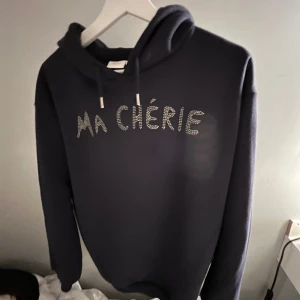 Marinblå hoodie  - Säljer denna hoodie då den inte kommer till användning. Den är i nyskick och är i storlek 158/164 skulle säga att den passar S/M även XS beroende på hur man vill att den ska sitta. Själv har jag s/xs.💖