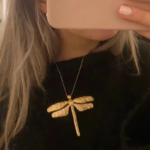 Trollsländ halsband  - Säljer detta stora halsbandt med en trollslända på! Gör ens outfit så mycket snyggare 💖💖