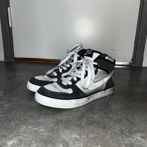 nike skor - nike skor! köpta second hand så vet inte modellen men de är så fina!! lite smala i passformen 