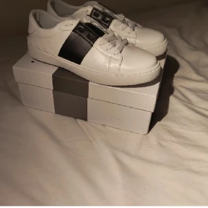 Valentino open calfskins  - Säljer nu dessa Valentino skor eftersom att de inte kommer till användning. Skorna är helt oanvända och kommer även med låda. Kan skicka mer bilder på skorna om det önskas. Pris kan diskuteras vid snabb affär!