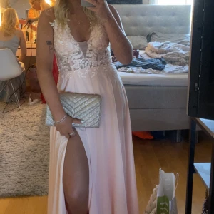 Balklänning  - Säljer min jättefina balklänning med öppenrygg som man kan knytta åt hur hårt man vill. jag är 164 och den är måttbeställd men med cirka 5cm extra då jag hade klackar som var 5 cm. Använd 1 gång i cirka 2 h så den är som i nyskick. säljer för 2000