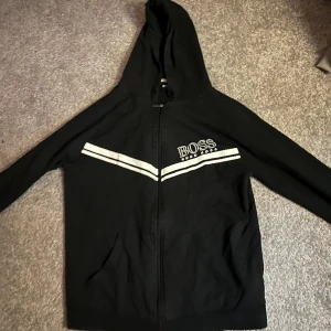 Hugo boss zipphood - Säljer en fin Hugo boss zipp hood som är sparsamt använd, tagit bort snöret för jag tyckte de va fult Storlek s