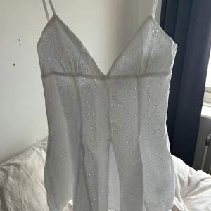 Oanvänd klänning m innerbyxa från Zara! Storlek M💛💛