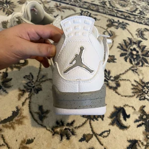 Jordan 4 - Säljer mina Jordans 4 oreo använd 3-5 gånger, säljer den eftersom de inte passar med min stil därför vill jag sälja 