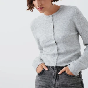 Stickad kofta  - Stickad kofta från Gina Tricot i storlek S som är slutsåld online. Koftan är oanvänd så i mycket bra skick. ord pris 399