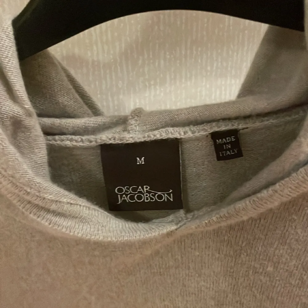 Säljer en sjukt snygg Kashmir/marinoull tröja från Oscar Jacobson i super bra skick. Säljer den eftersom den inte kommer till användning längre. Hör av er vid frågor. . Tröjor & Koftor.