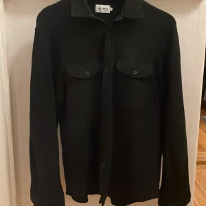 East West overshirt  - Säljer en väldigt fräch och stilren overshirt i nyskick. Har inte använt den så mycket eftersom det inte är min smak 