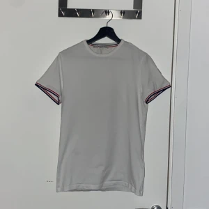 MONCLER T-shirt  - Hej! Jag säljer min MONCLER T-shirt eftersom att den inte kommer till användning, tagg och påse medföljer:) tröjan är köpt i Köpenhamn.  Nypris: 2200 Storlek: M Skick: Perfekt skick   För mer information eller frågor om tröjan kontakta mig gärna:)