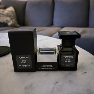 Tom Ford Oud Wood - Säljer min Tom Ford parfym då jag ej använder den längre. Cirka 50% kvar! Nypris 1700, tveka inte på att skriva vid frågor och funderingar!