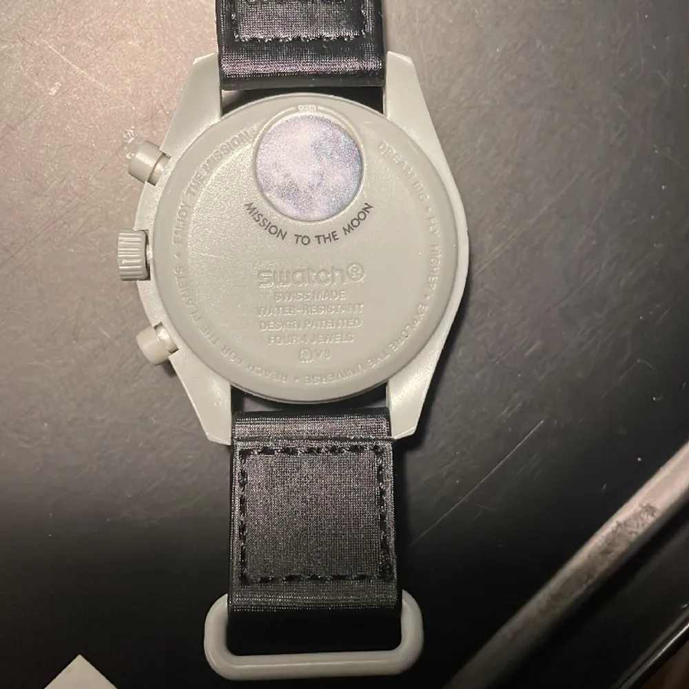 Hej! Säljer en fin omega swatch i nyskick, klockan är en bra kopia som fungerar som den ska👍 Pris kan diskuteras  Skriv vid några frågor Mvh Erik . Accessoarer.