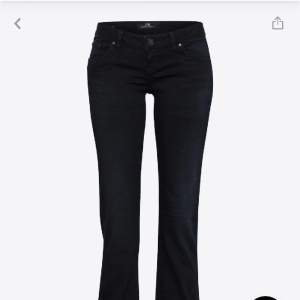 Hej! Säljer ett par Ltb jeans i modellen Valerie färg nattblå. Dem är slutsålda över allt i denna färg i storlek 24/32. Dem passar inte mig längre och är i bra skick då jag inte använt dem så mycket!💕