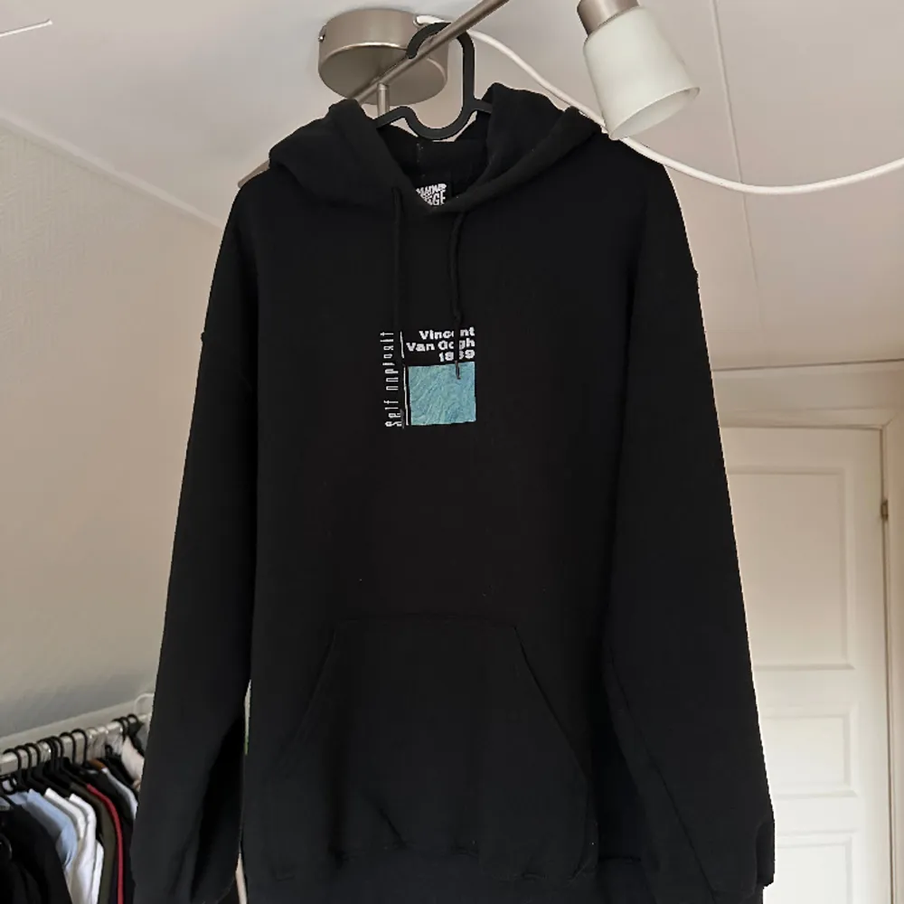 Huvtröja köpt på Zalando. I väldigt bra skick! Nypris 600 kr. . Hoodies.