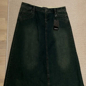 vintage jeanskjol  - har två identiska kjolar som jag säljer(en kvar!!!), de är äkta vintage köpta för ungefär 15-20 år sedan och aldrig använda. ungefär storlek 40