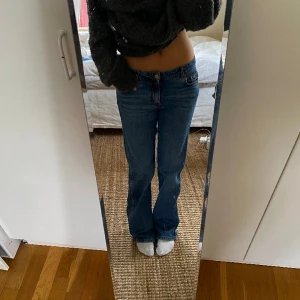 Jeans - Supersnygga jeans från Zara som jag inte använder längre. Dom är midrise och är i fint skick bara att dom har lite slitningar längst ner pga att dom är långa och jag har trampat på dom (se bild 3). Jag är 168cm 💕💕💕