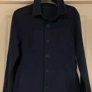 D’once de la sense overshirt - Hejsan, säljer nu min oanvända overshirt. Den är helt ny och i topp skick. Nypris 1500 så tycker mitt pris är ganska bra. Hör av dig vid frågor och funderingar! Mvh Emil