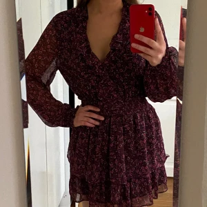 Klänning - Sjukt söt klänning från Zara som jag inte använder längre! Den är i storlek XS men passar även mig bra som vanligtvis är S/M