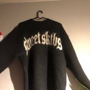 Svart stickad tröja från junkyard, märke: Sweet Skbts - Storlek: XS  Stor i storleken jag har vanligtvis S/M och den passar perfekt!! Använt 3 gånger så den är i ny skick. Original pris 849 