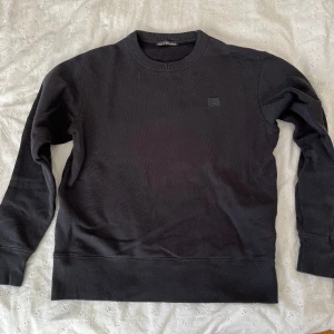 Acne Fairview Face sweatshirt - Normal passform. Använd, skicket uppskattas till 7/10.