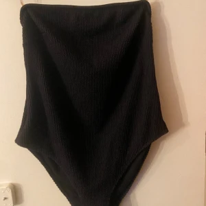 Svart Body  - Svart body i storlek M🩷