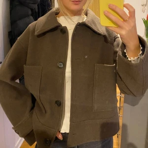 Brun vårjacka från Kappahl - Säljer denna superfina vårjacka från Kappahl i storlek M. Jackan är sparsamt använd och finns inte längre att köpa online eller i butik.