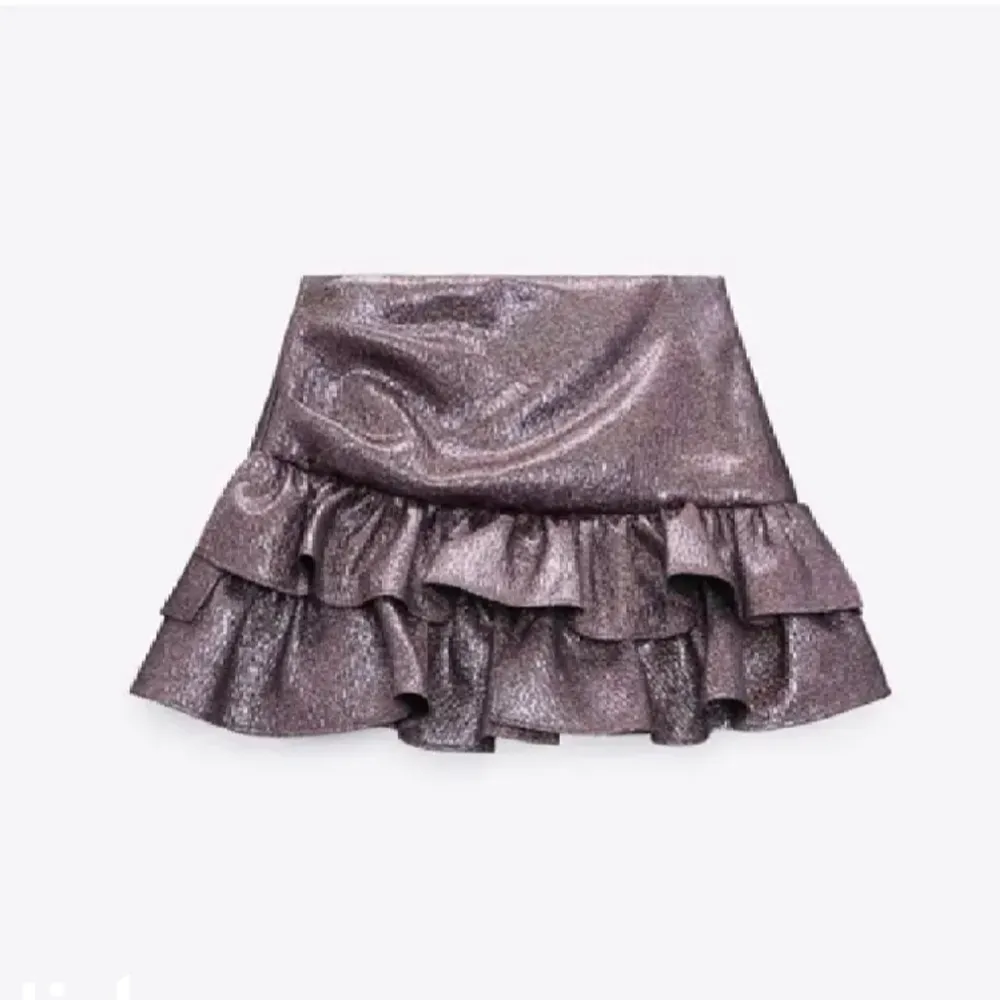 Säljer min fina volang kjol från zara som inte kommer till användning längre.  Nyskick och använd få gånger, kom privat för fler bilder 💕. Kjolar.
