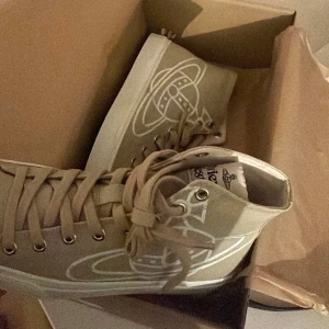 Vivienne Westwood Sneakers - Säljer dessa skor från vivienne westwood (köpt zalando) storlek 38, endast använda en gång, ser ut som nya. Originalpris var 2500🤍 Skriv för fler eller specifika bilder!!