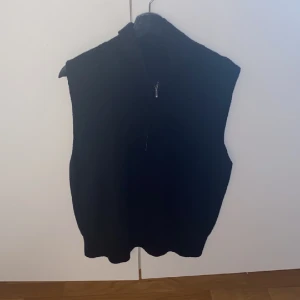 Svart stickad väst - Svart stickad väst från Gina tricot , aldrig använd. Kommer inte exakt ihåg priset jag köpte den för, men jag säljer den för 250 kr. 