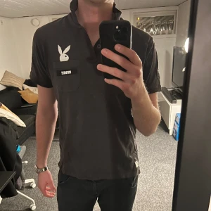 Playboy Piké - Äkta Playboy piké köpt på United Fashion i Göteborg. Storlek L. Nypris 1300kr. Jag på bilderna är 187cm, 75kg.