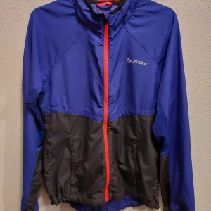 Löparjacka SOC - Jättefint skick, använd enstaka gång men hänger bara i garderoben så hoppas den kan glädja någon annnan 