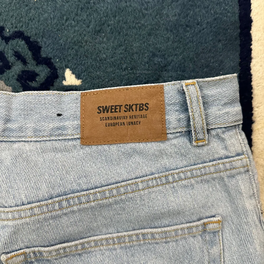 Tjena, säljer mina SKTBS jeans eftersom att det helt enkelt inte är min stil, det är använda fåtal gånger, nypris 699kr(junkyard). Jeans & Byxor.
