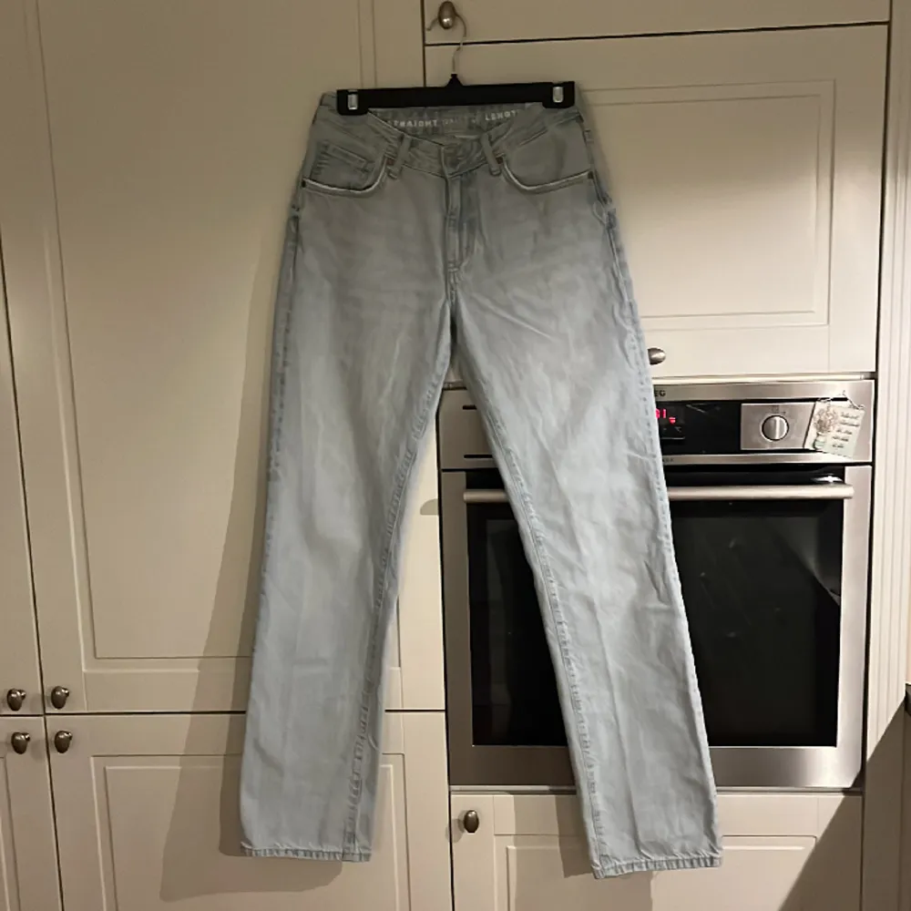 Jättefina lågmidjade jeans från Never Denim. Säljer då de inte används lika mycket längre. Bra skick förutom lite slitningar längst ner på benet (bild 2).. Jeans & Byxor.