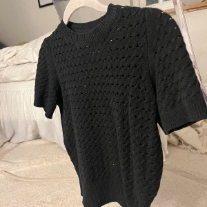 Svart kortärmad tröja - Denna fina kortärmade svarta tröjan från missäy. Oanvänd i nytt skick💕