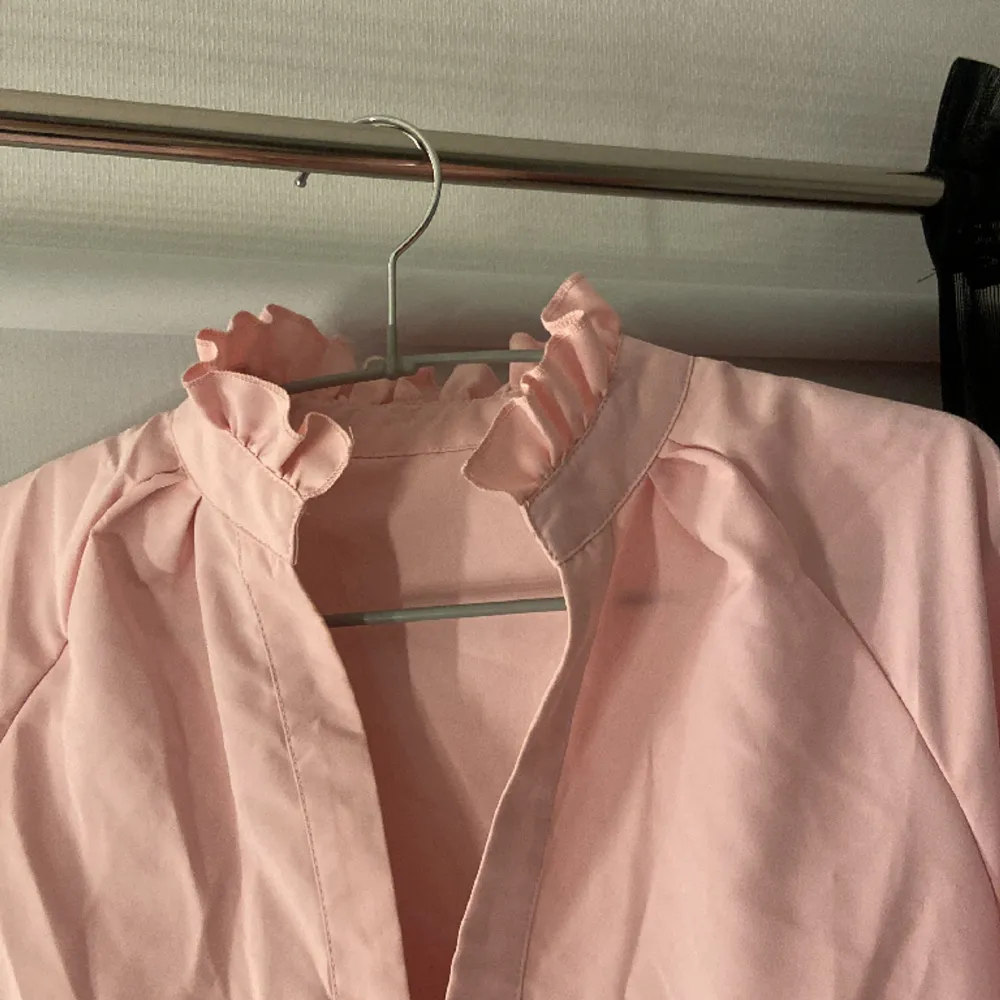 Super fin rosa volang klänning, använd en gång vid skolavslutningen men kom inte till någon mer användning. . Klänningar.